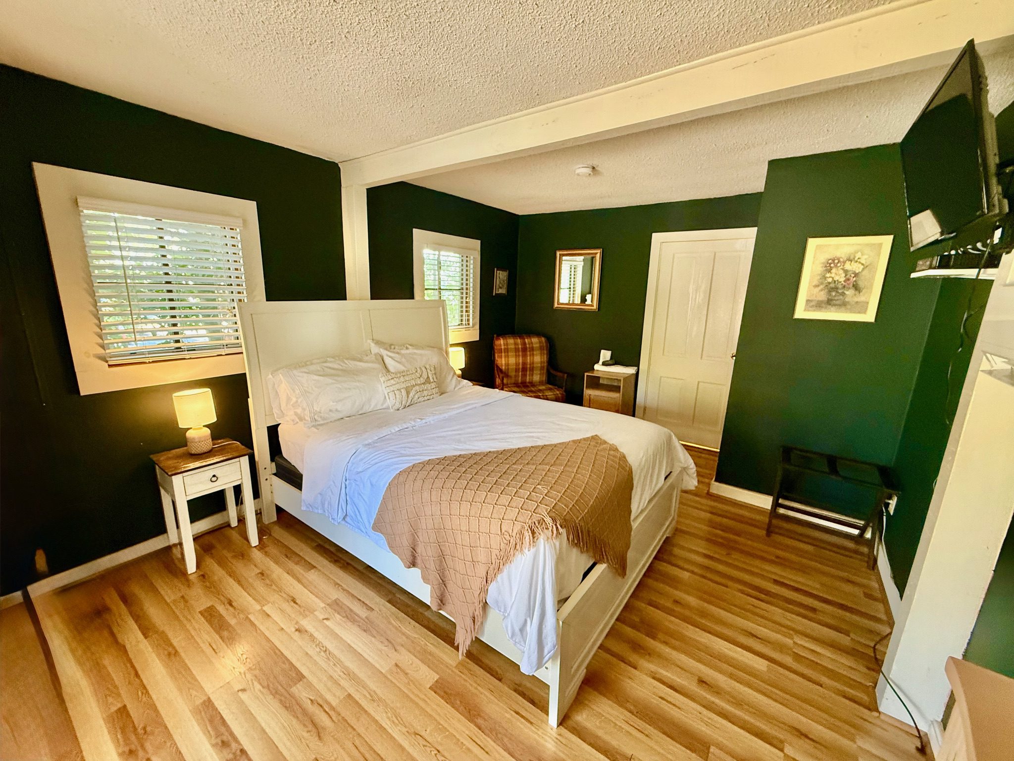 Mystic Pet Friendly Room with Queen Bed