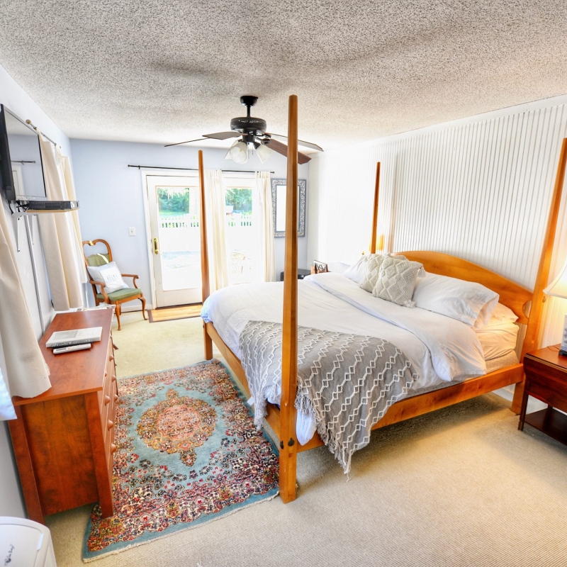 Newport Room with King 4 post bed