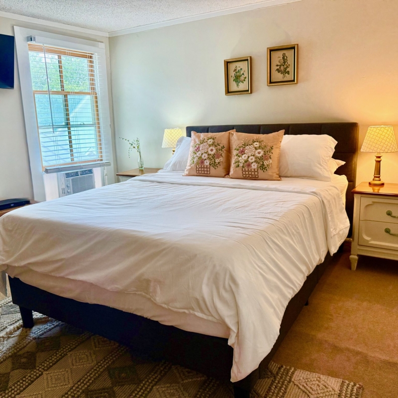Oxford Room with Queen Bed