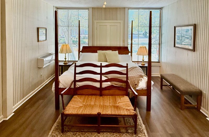 Nantucket Room with king 4 poster bed