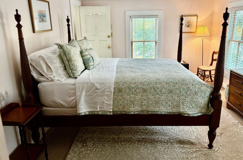 Cape May Room at Inn at Oriental with a Queen 4 poster bed